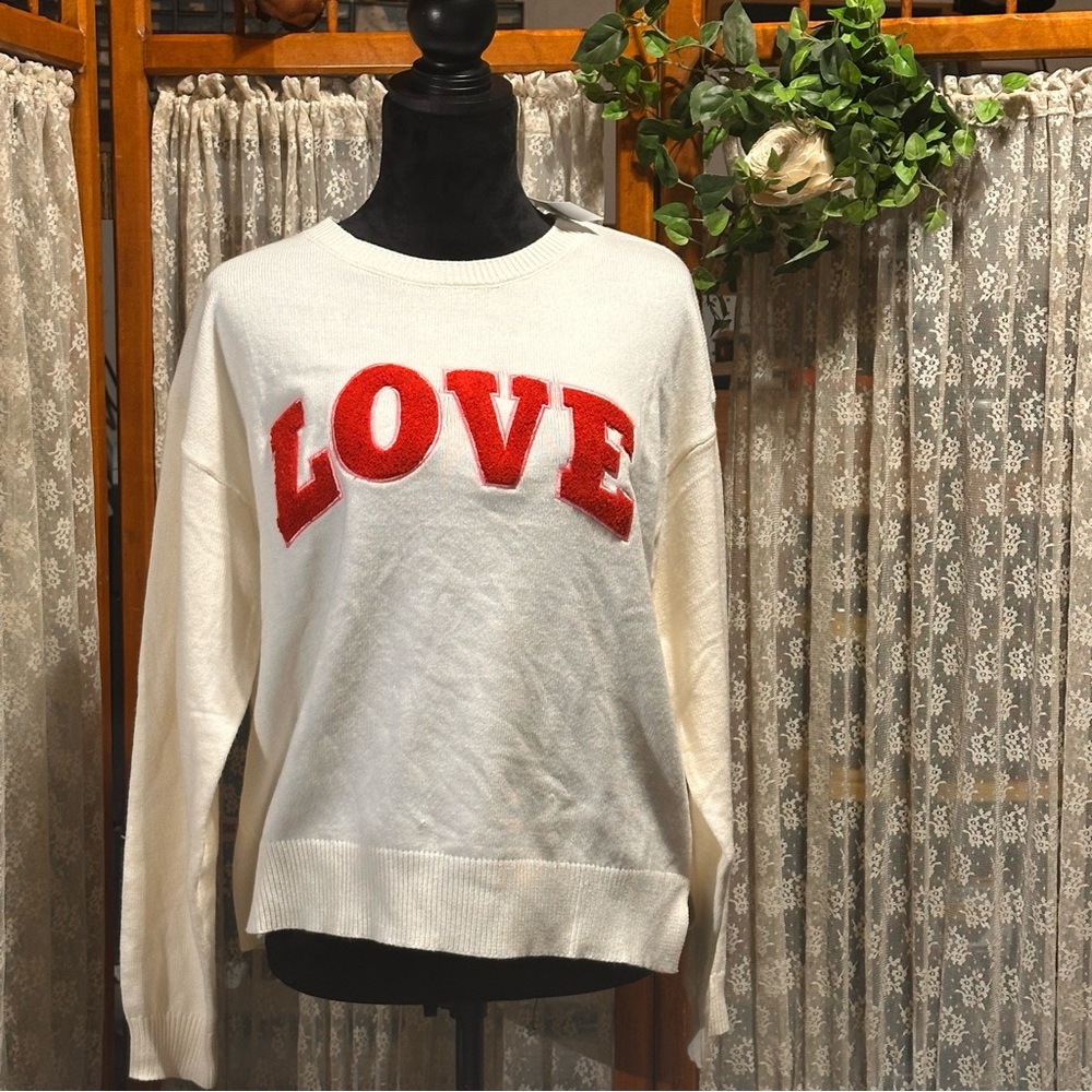 NWT Women's Valentine's Day Love Graphic Soft Pull over Sweater